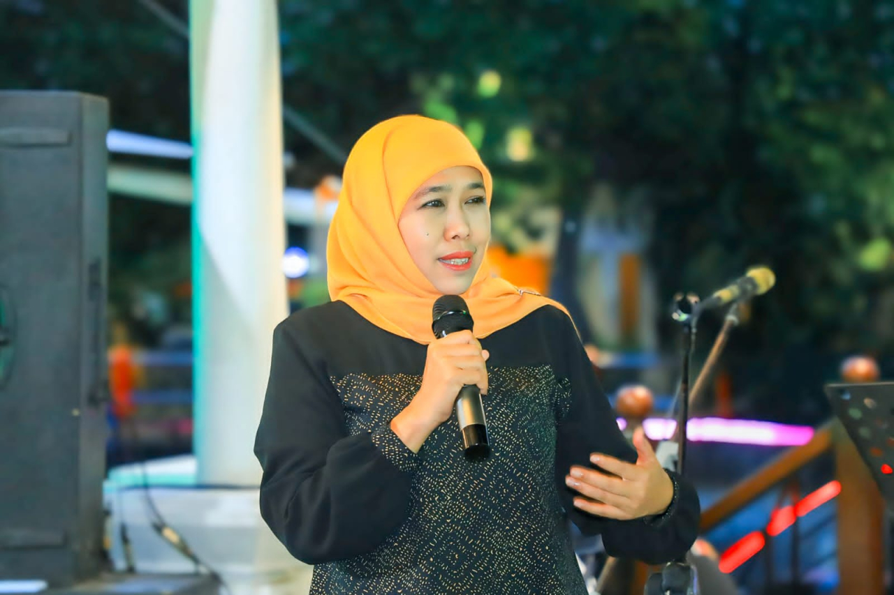 Gubernur Jawa Timur Khofifah Indar Parawansa menggelar buka puasa bersama pilar sosial dan pramuka di Gedung Negara Grahadi, Surabaya, Kamis (27/3). (Ist(