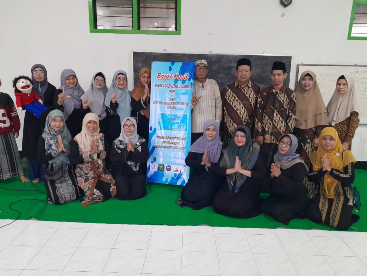 Rajut Kasih Bersama Komunitas Guru Penulis Sidoarjo