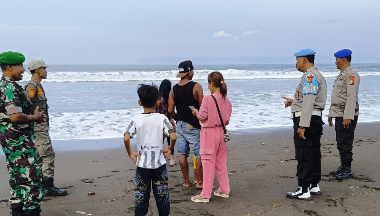 Polairud Jember lakukan pantauan di tempat wisata Pantai Watu Ulo. (ist)