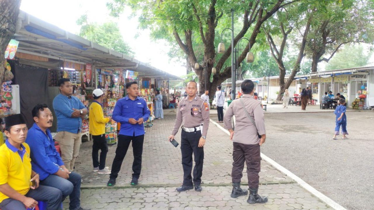 Anggota Polres Tanjungperak siaga di THP Kenjeran Surabaya. (ist)