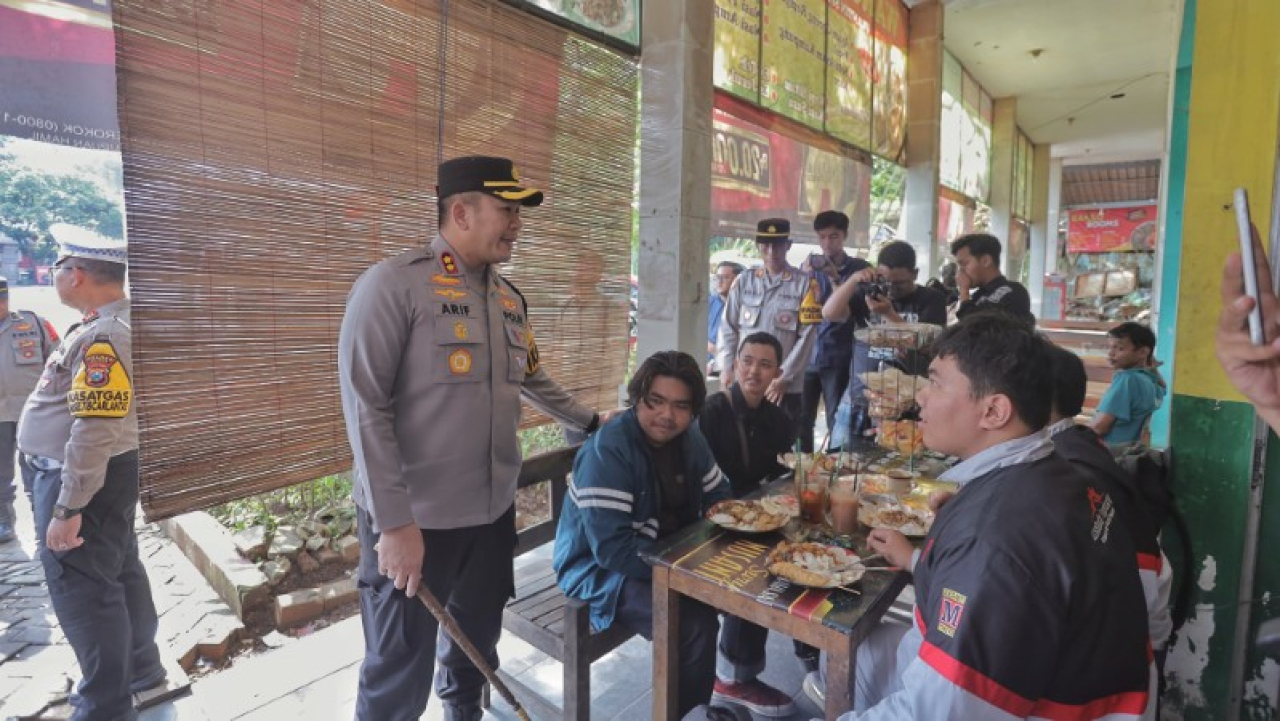 Polres Blitar saat menghampiri para pemudik. (ist)