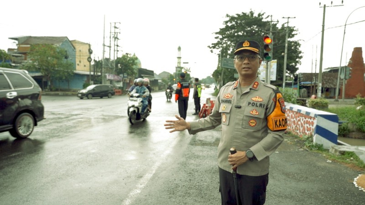 Kapolres Mojokerto Kota AKBP Daniel S. Marunduri S.I.K., M.H. saat mengatur arus lalulintas. (ist)