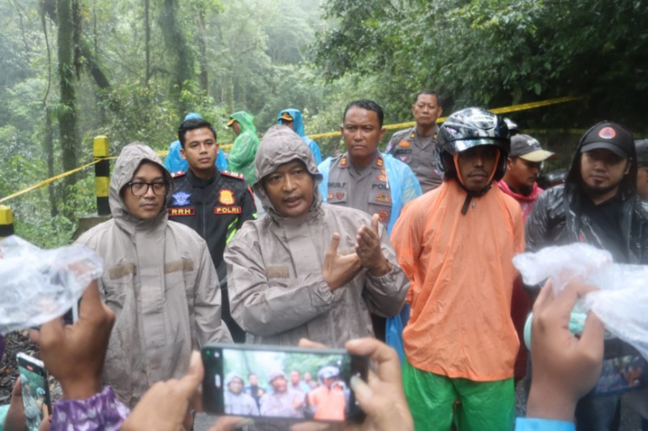 Polisi bersama TNI dan BPBD gotong-royong bantu korban lonsor Pacet. (ist)