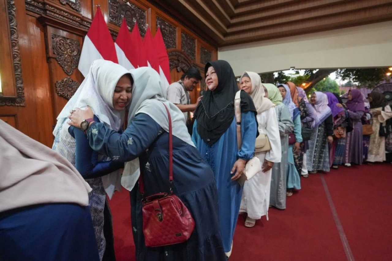 Ika Puspita Sari, selaku Ketua Muslimat NU Kota Mojokerto melaksanan tradisi sungkeman di kalangan warga nadhiyin atau muslimat melalui acara Halal bi Halal. (ist)