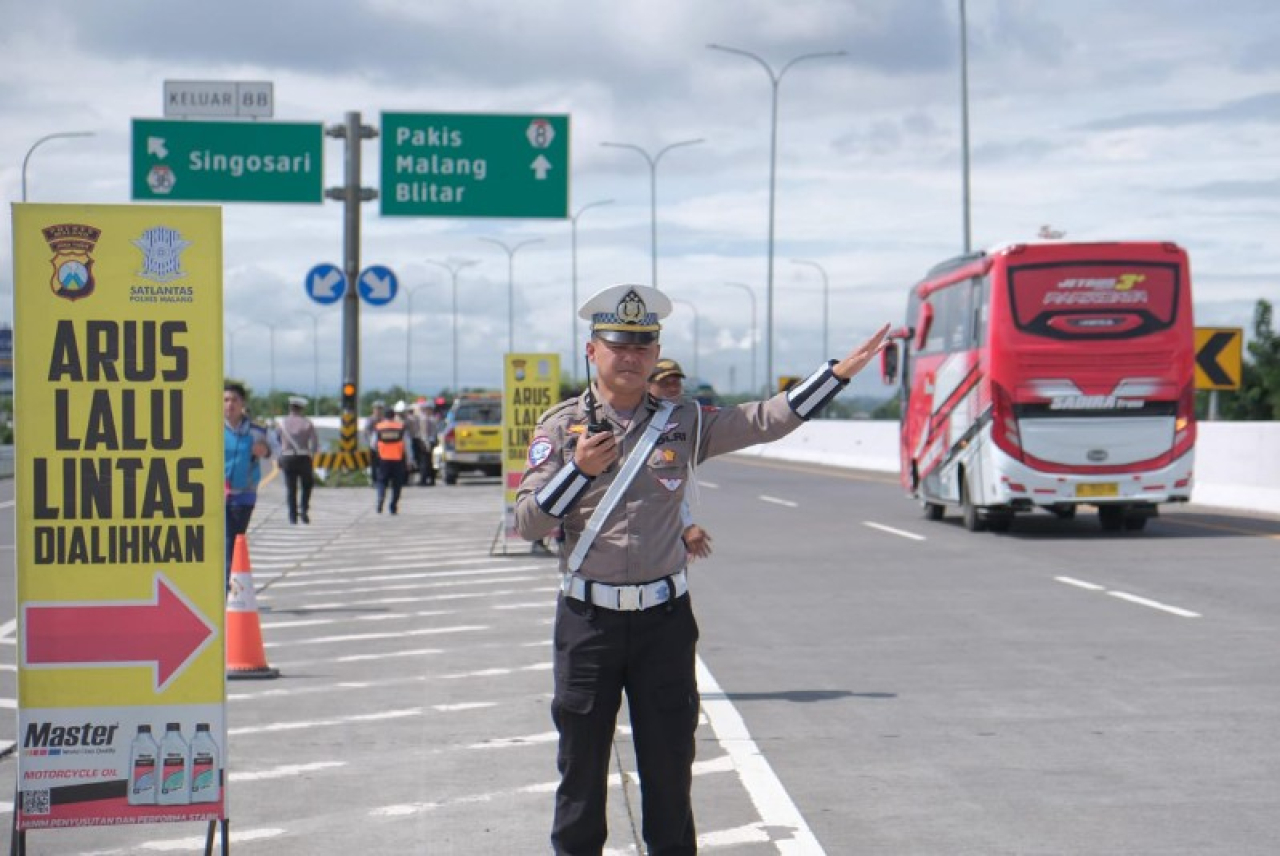 Petugas Polres Malang sedang mengatur lalulinlas arus balik Lebaran 2025. (ist)