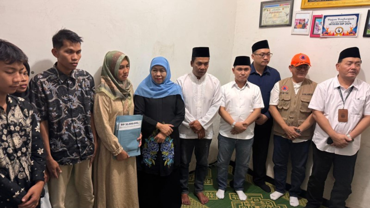 Gubernur Jatim Khofifah Indar Parawangsa bersama Bupati Mojokerto Gus Barra melayat ke rumah duka. (ist)