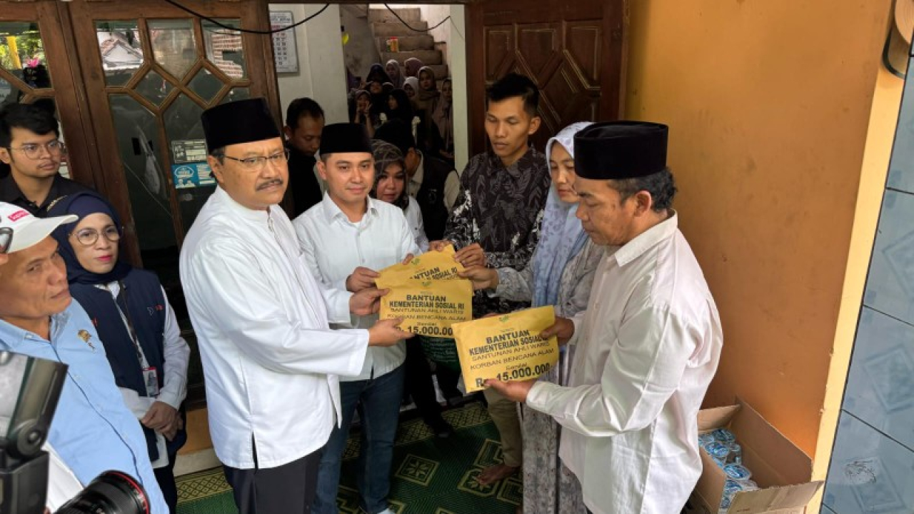 Mensos Saifullah Yusuf Serahkan Santunan ke Keluarga Korban Longsor Cangar
