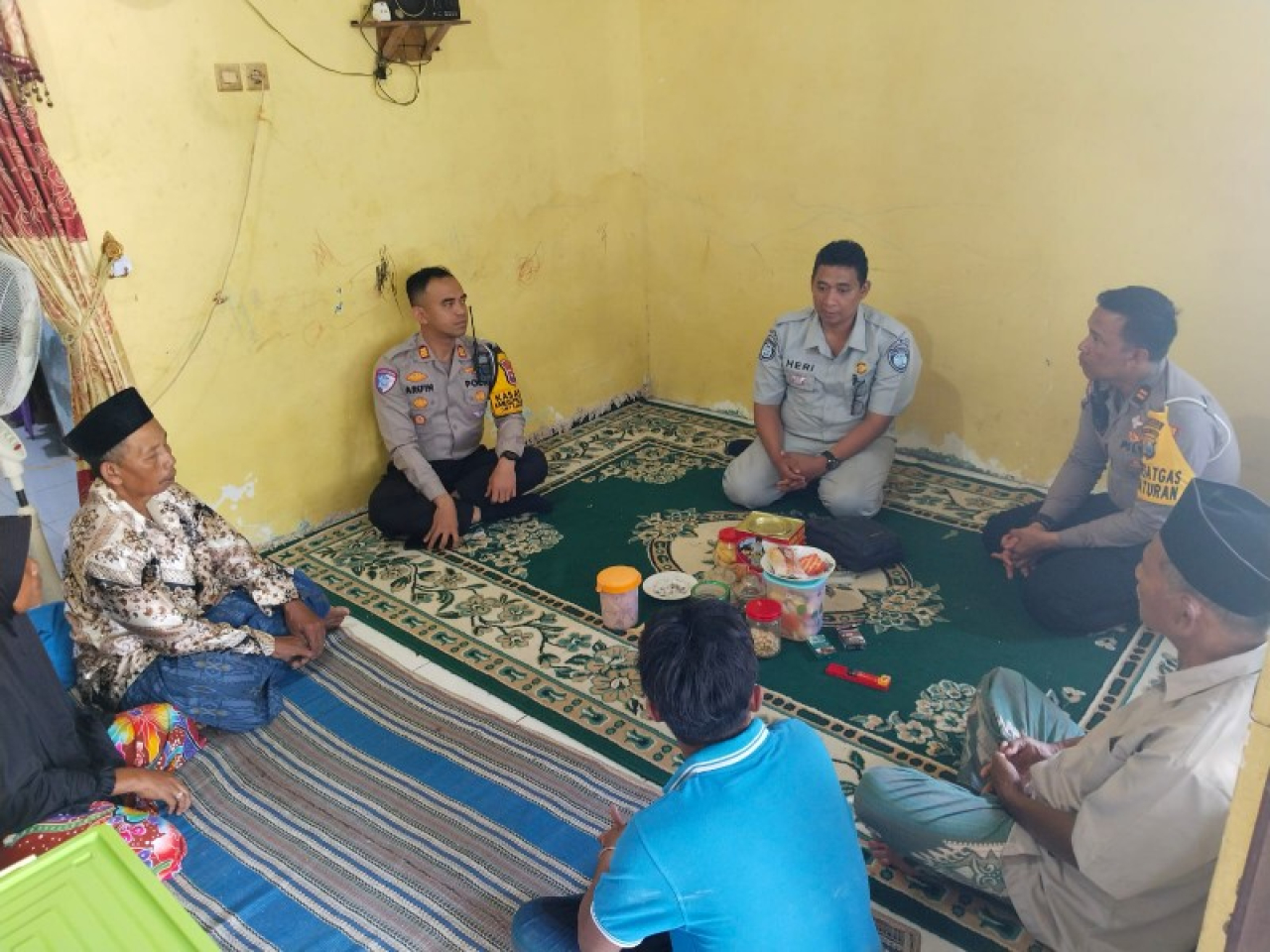 Kasatlantas Polres Lamongan AKP Nur Arifin mewakili Kapolres Lamongan memberikan santunan kepada keluarga korban laka KA. (ist)