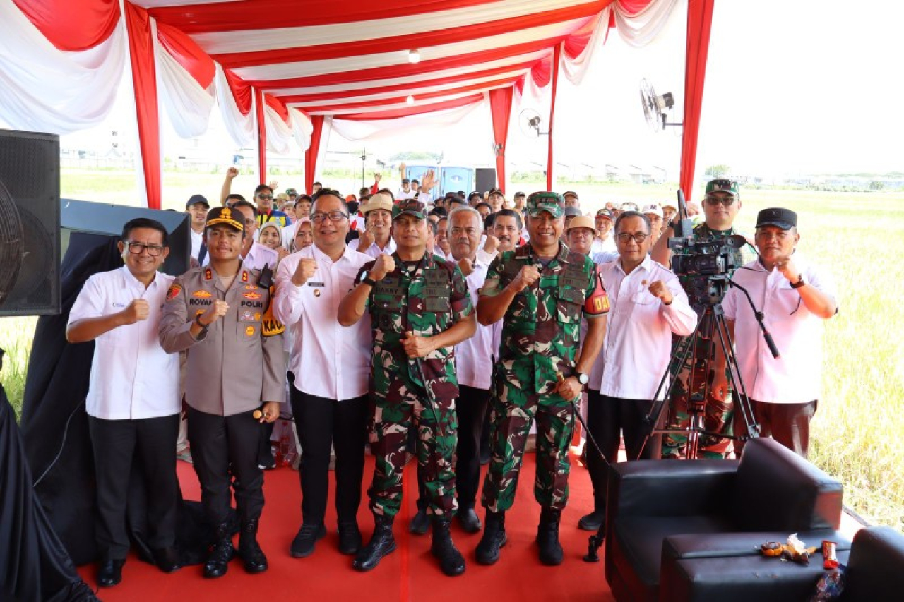 Wakil Bupati Gresik dr. Asluchul Alif, bersama Muspida saat panen raya serentak, di Desa Mulung, Kec Driyorejo. (ist)