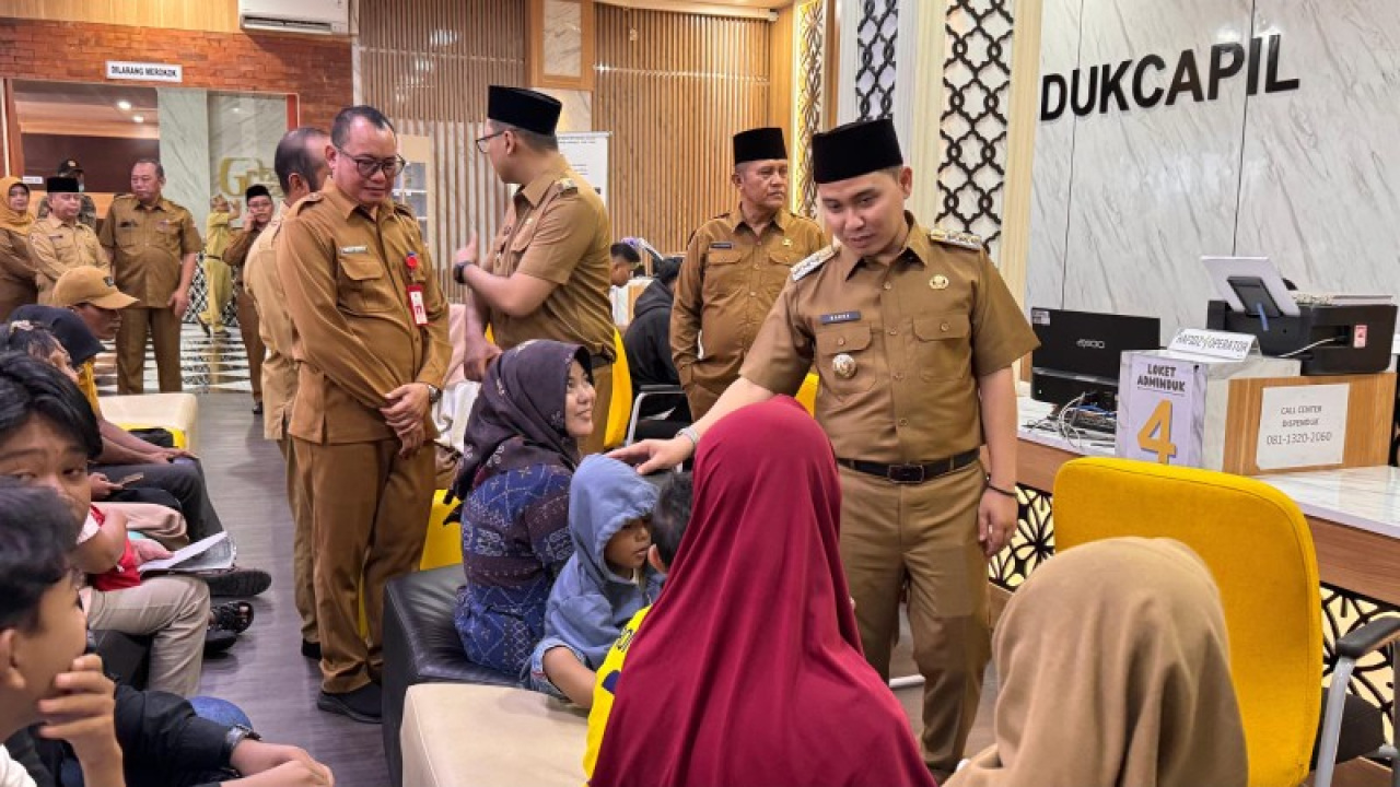 Gus Barra pastikan pelayanan publik di hari pertama masuk kerja berjalan lancar. (ist)