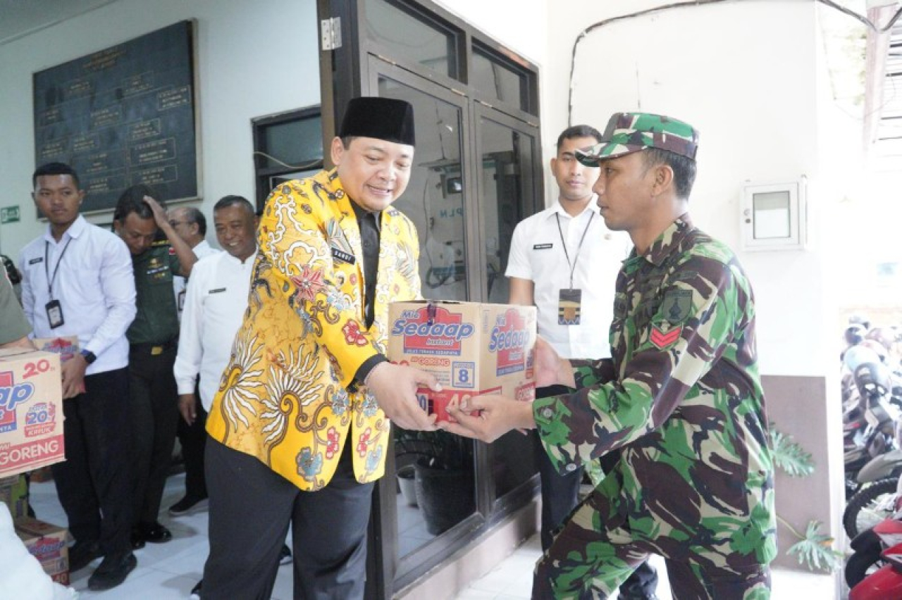 Wakil Wali Kota Mojokerto Rachman Sidharta Arisandi menyerahkan secara simbolis bantuan Gempa Myanmar kepada Kodim 0815/ Mojokerto. (ist)