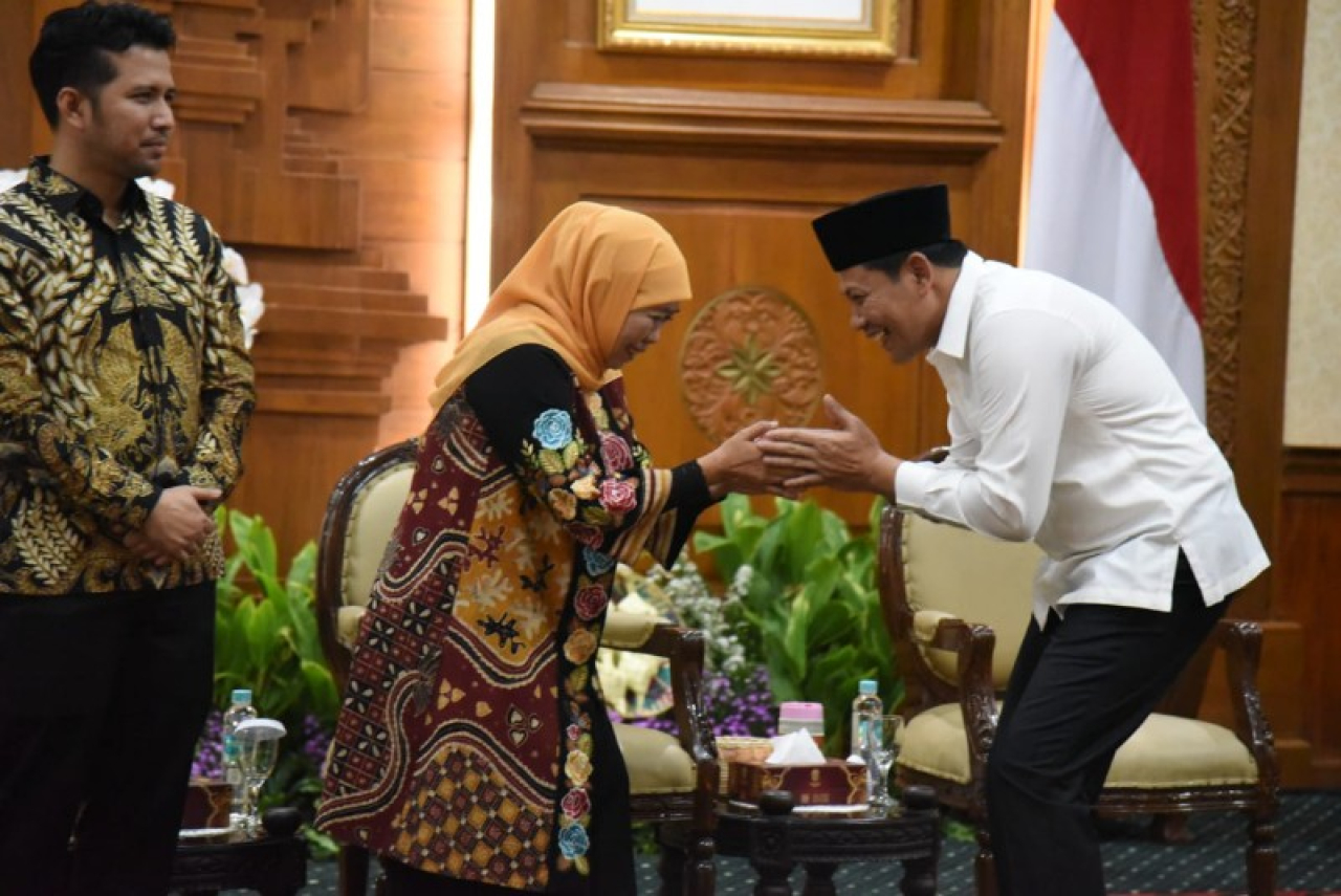 Bupati Sidoarjo Subandi saat halal bihalal dengan Gubernur Jawa Timur, Khofifah Indar Parawansa di gedung negara Grahadi Surabaya. (ist)