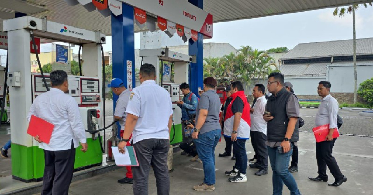 Polres Malang saat meninjau SPBU Patal Lawang yang diduga tidak sesuai takaran. (ist)