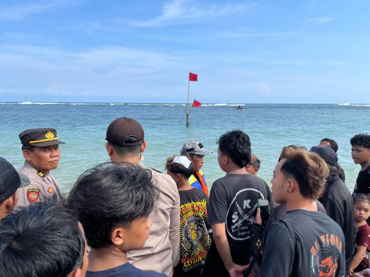 Polres Malang mendatangi TKP korban di Pantai Balekambang. (ist)