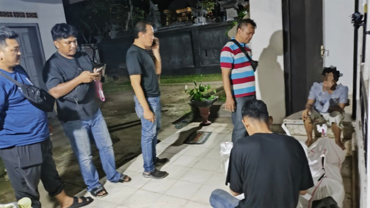 NS warga Desa Patoman diamankan anggota Polres Banyuwangi karena menyimpan dan.mengedarkan miras (arak bali). (ist)