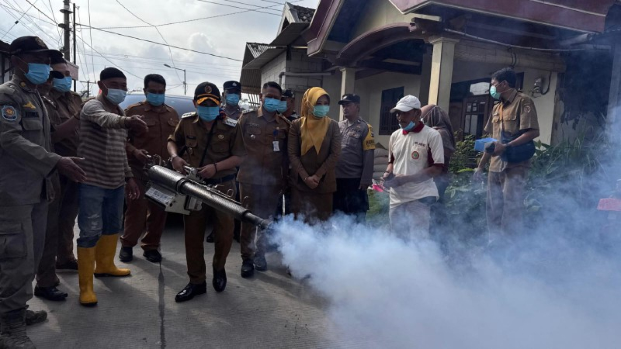 Bupati Gus Barra mencoba sendiri fogging di Desa Bendunganjati Kecamatan Pacet. (ist)
