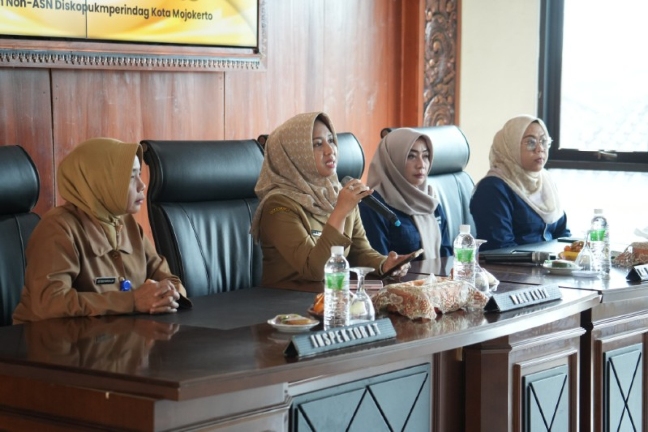 Ning Ita Buka dan Bekali dalam Pembinaan SDM ASN  Diskopukmperindag Kota Mojokerto