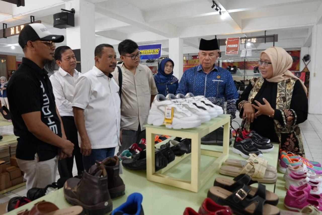 Hasil produk UMKM Kota Mojokerto berupa aneka produk sepatu dan sandal. (ist)