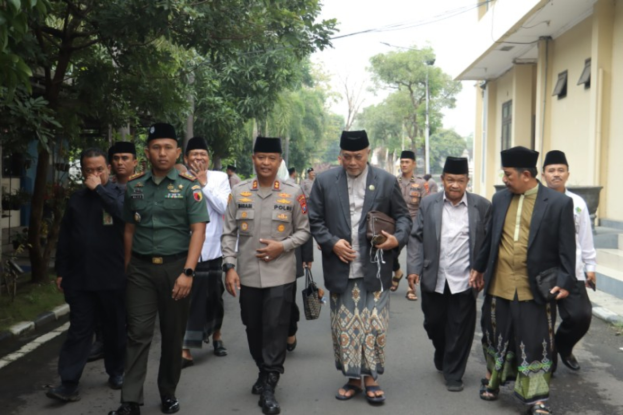 Kapolres Mojokerto AKBP Dr. Ihram Kustarto bersama Dandim 0815 Letkol.Inf. Rully Noriza dan pengurus MUI. (ist)