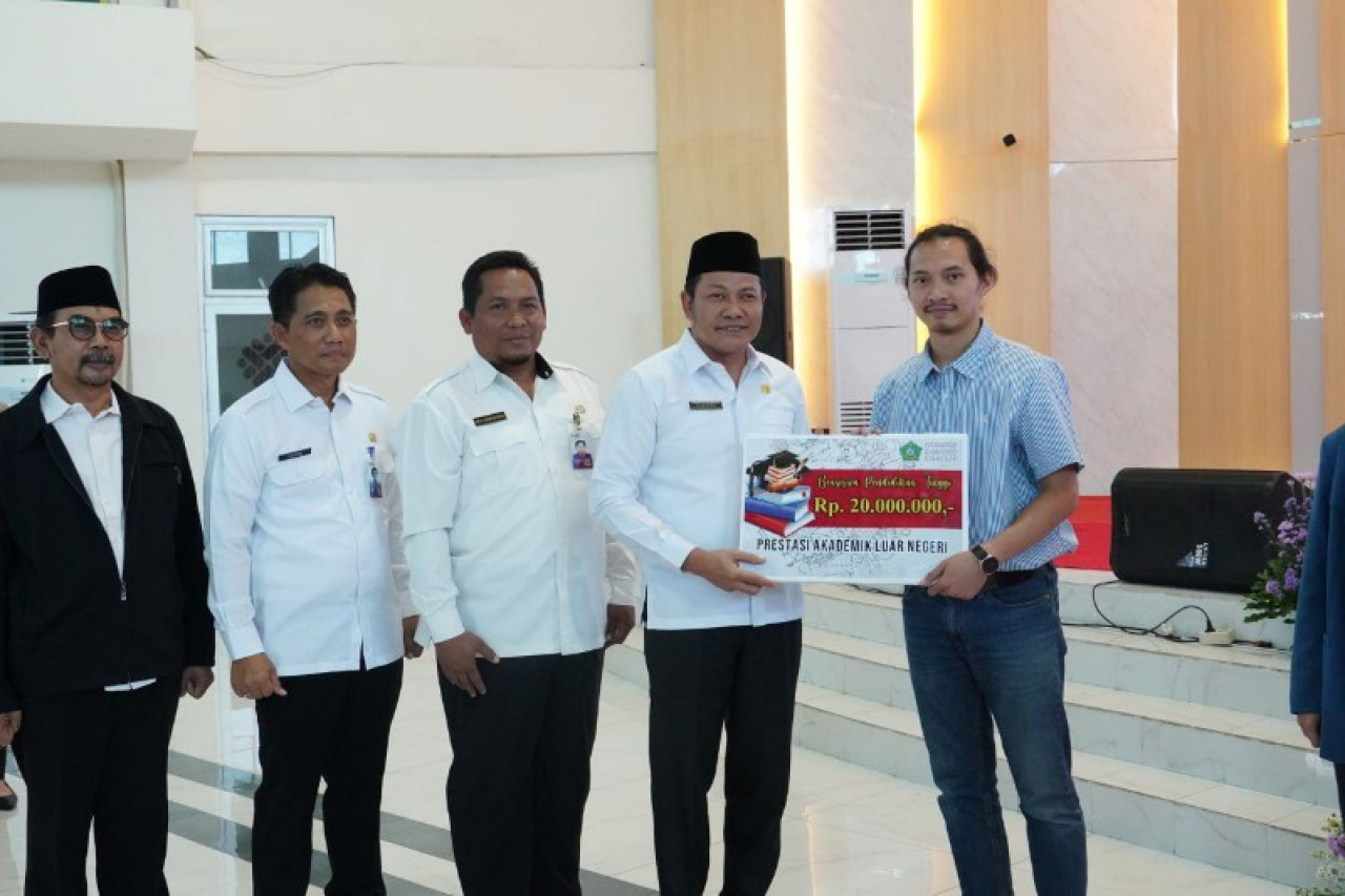 Bupati Sidoarjo, Subandi menyerahkan beasiswa untuk mahasiswa berptestasi di luar negeri. (ist)