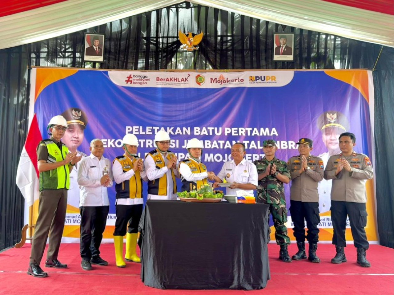 Tasyakuran dan peletakan batu pertama pembangunan jembatan Talun Brak oleh Bupati Gus Barra. (ist)
