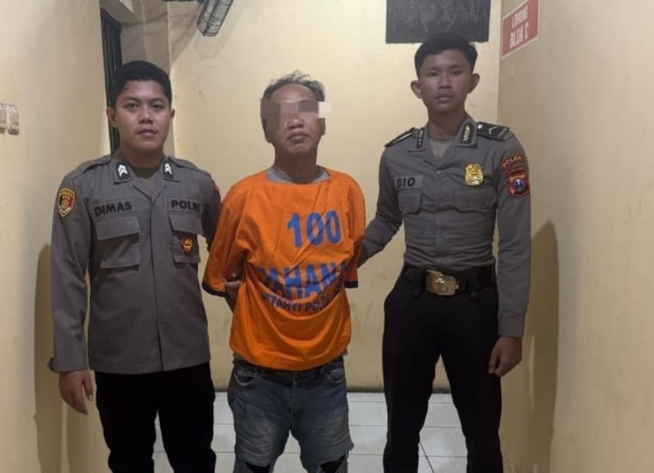 Tersangka EB (51) yang terekam CCTV saat melakukan aksinya diamankan Satreskrim Polres Tanjungperak Sby. (ist)