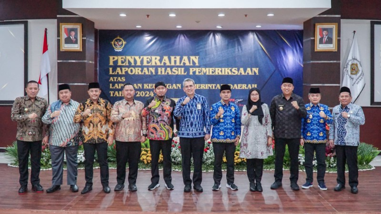 Bupati Gresik, Ketua DPRD usai menerima WTP. (ist)