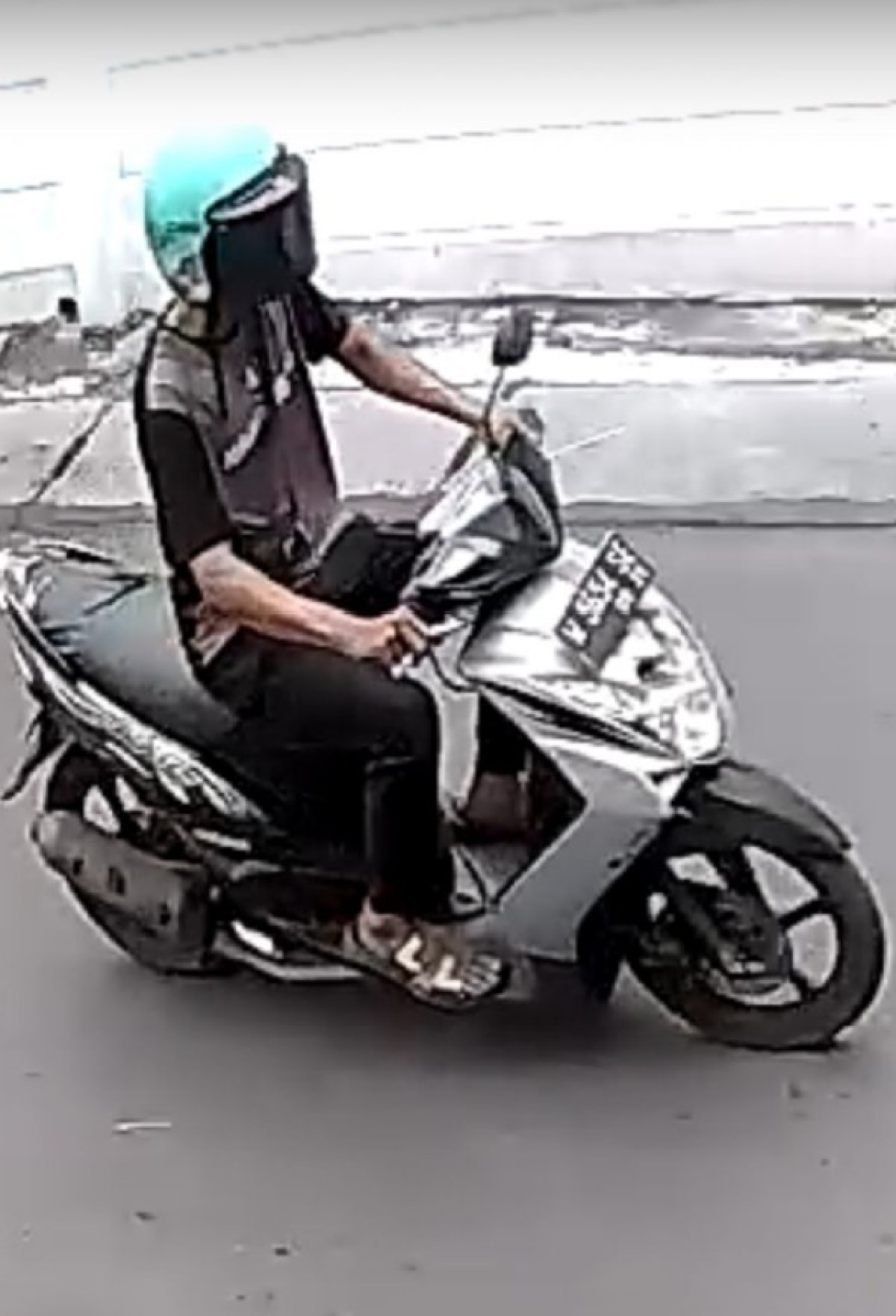 Terduga pelaku pencuri kotak amal terpantau CCTV. (ist)