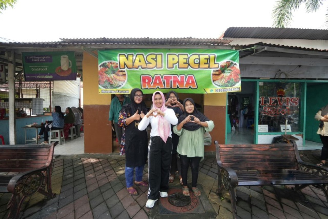 Ning Ita saat Sambang UMKM di Warung Nasi Pecel Ratna. (ist)