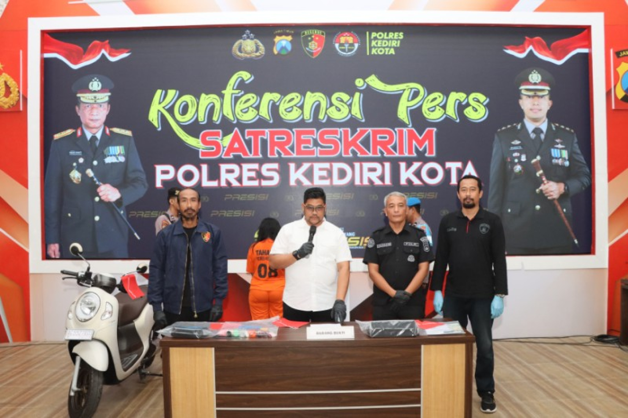 Polres Kediri Kota menggelar konferensi pers terkait pengungkapan kasus pencurian di rumah kos yang viral. (ist)