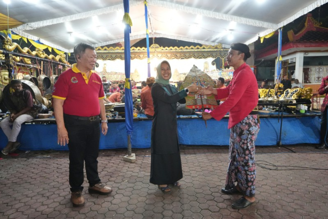 Ning Ita memberikan selamat kepada ki Dalang untuk memulai pagelaran. (ist)