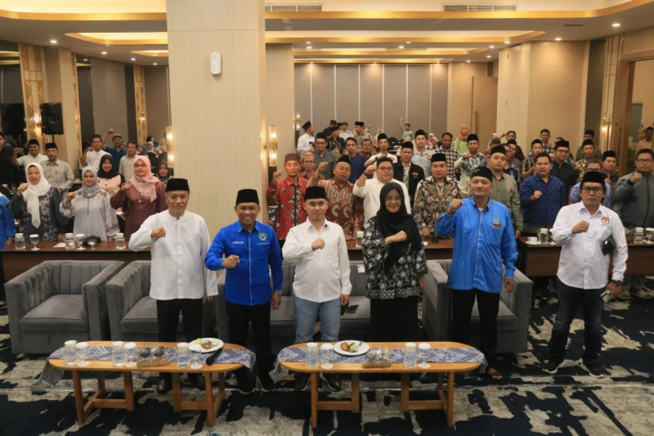 Bupati Mojokerto Gus Barra foto bersama dengan pengurus IKA PMII pada acara pelantikan pengurus. (ist)