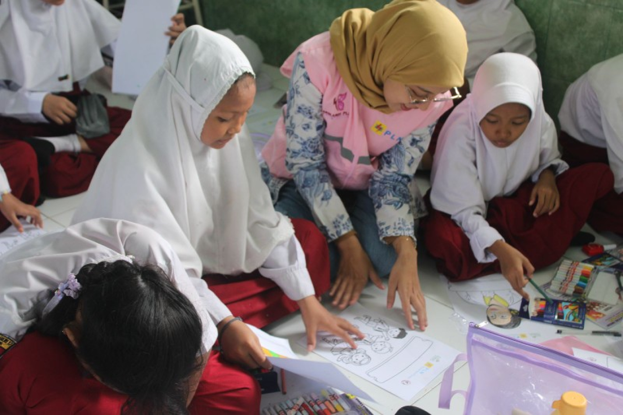 Srikandi PT PLN NP UP Gresik bantu siswa mewarnai. (ist)