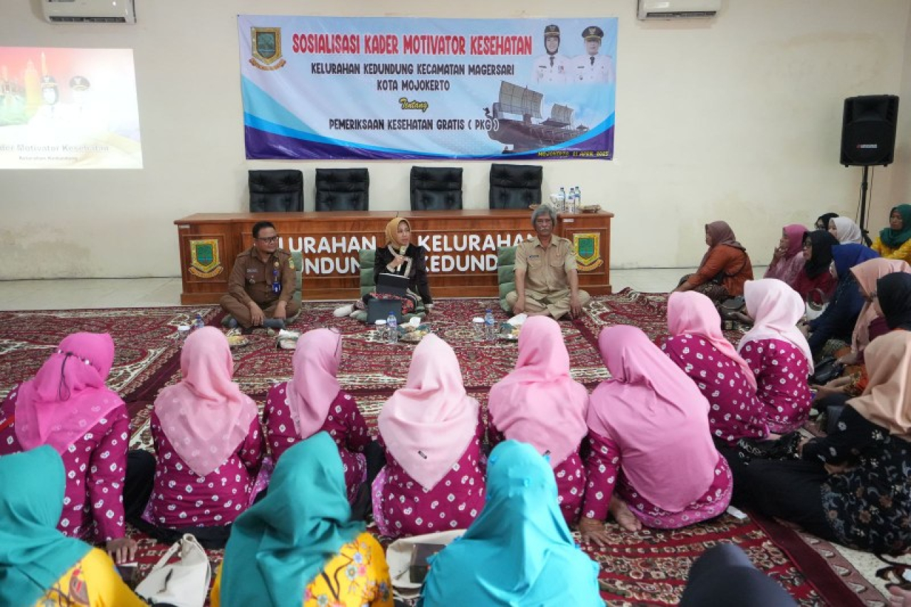 Wali Kota Mojokerto Ning Ita semangati para kader motivator Kelurahan Kedundung didampingi Camat Magersari dan Lurah Kedundung. (ist)