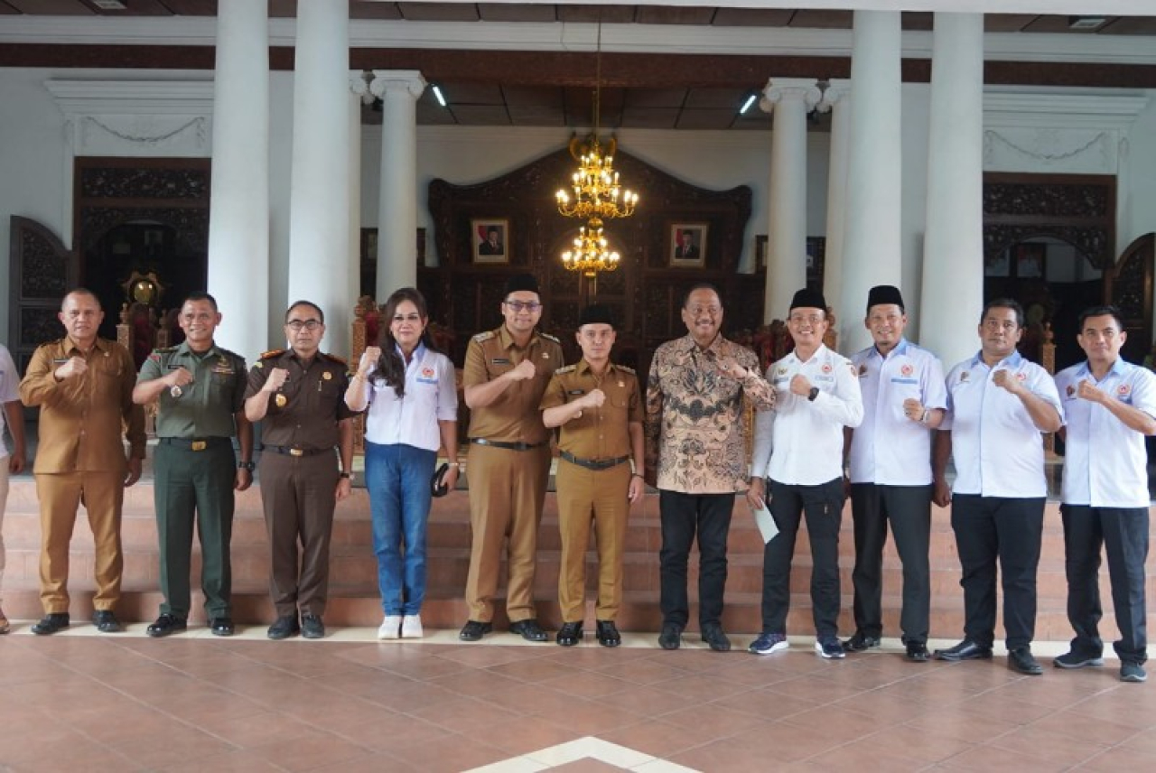 Pengurus KONI Kabupaten Mojokerto yang baru dilantik foto bersama Bupati dan Wakil Bupati Mojokerto serta Forkopimda Kabupaten Mojokerto. (ist)