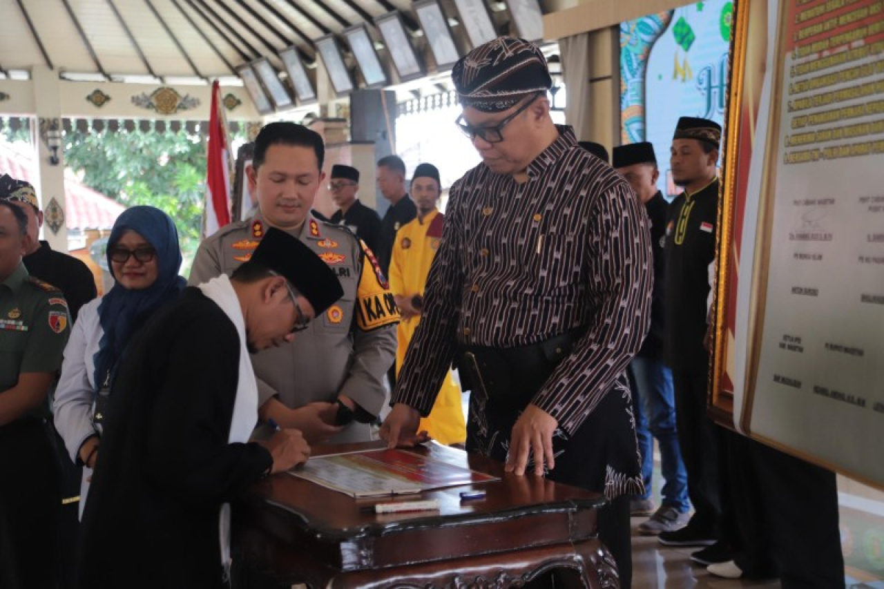 Tanda tangan deklarasi damai antar perguruan silat se-Kabupaten Magetan di hadapan Forkopimda Kabupaten Magetan. (ist)