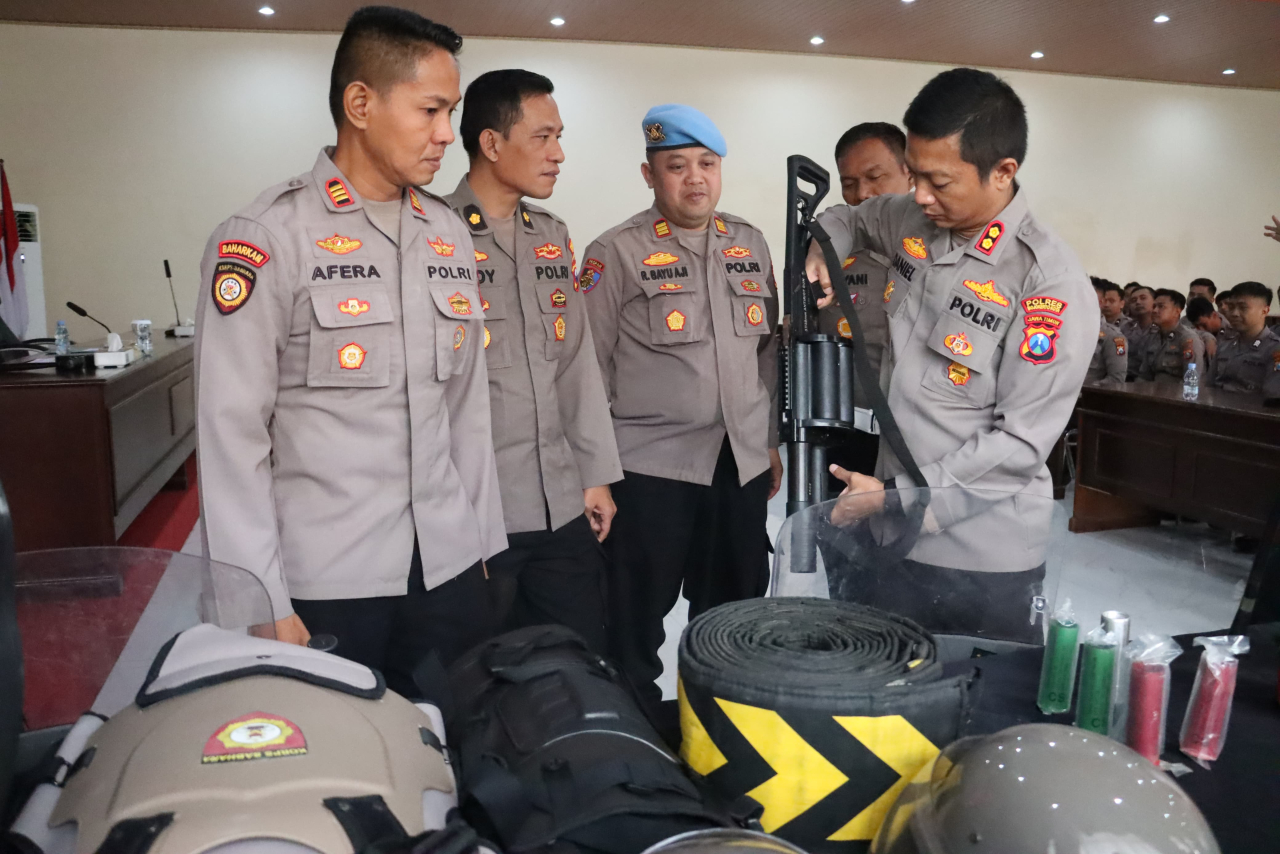 Kapolres Mojokerto Kota AKBP Daniel S Marunduri memeriksa kesiapsiagaan personel hadapi Sitkamtibmas. (ist)