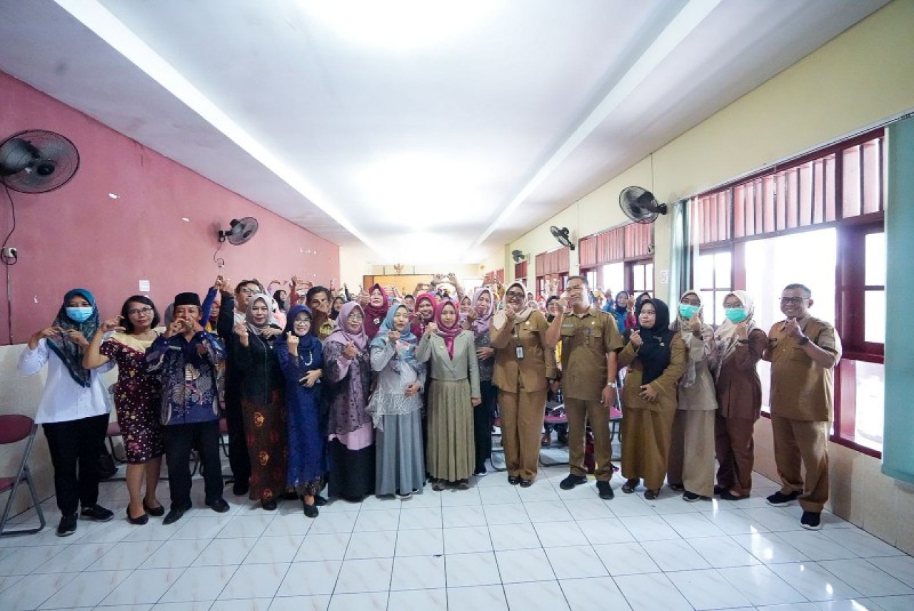 Wali Kota Mojokerto Ika Puspitasari foto bersama kader motivator Kelurahan Miji Kecamatan Kranggan. (ist)