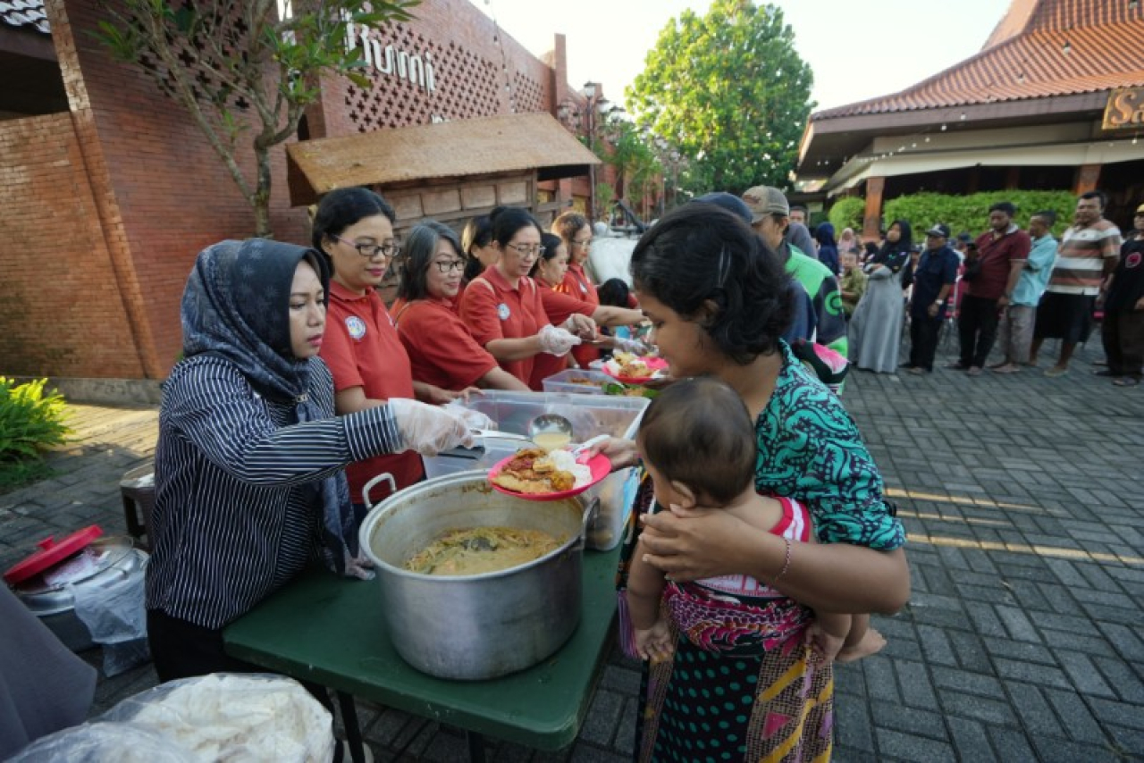 Tampak Wali Kota Ning Ita bersama teman SSB ikut melayani sarapan masyarakat yang datang. (ist)
