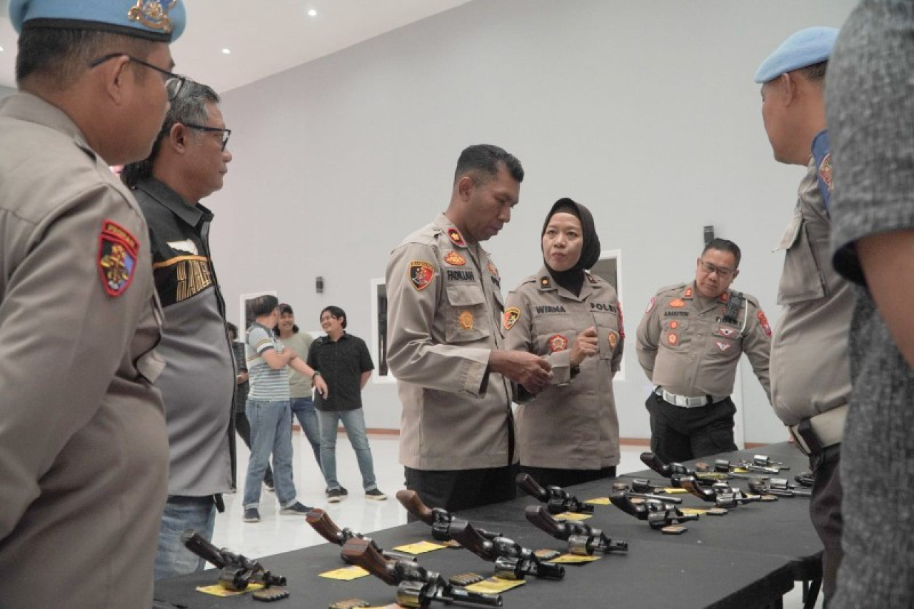 Wakapolres Blitar Pimpin Pengecekan Senpi Genggam Milik Anggota