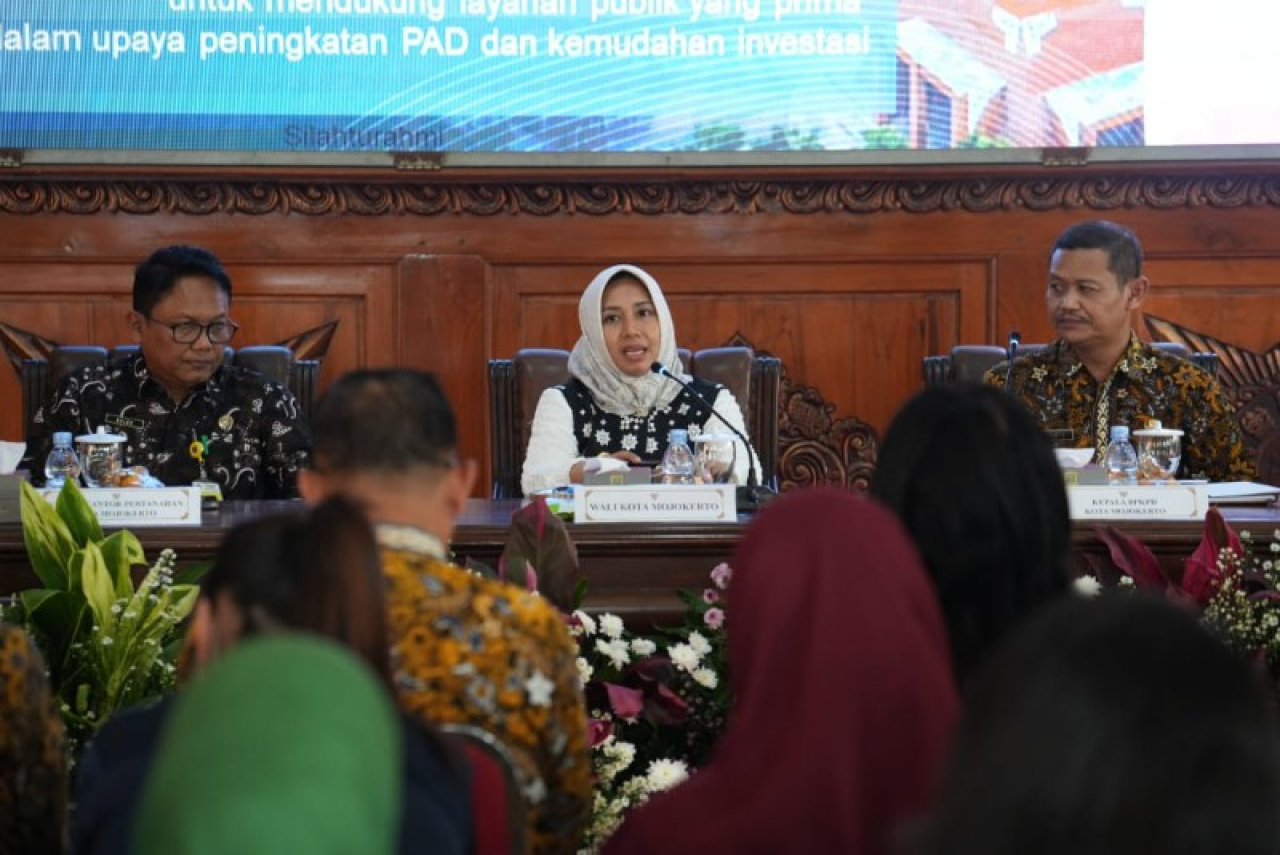 Wali Kota Mojokerto Ika Puspitasari didampingi Kepala BPKAD Riyanto saat gelar silaturahmi dengan IPPAT Kota Mojokerto. (ist)