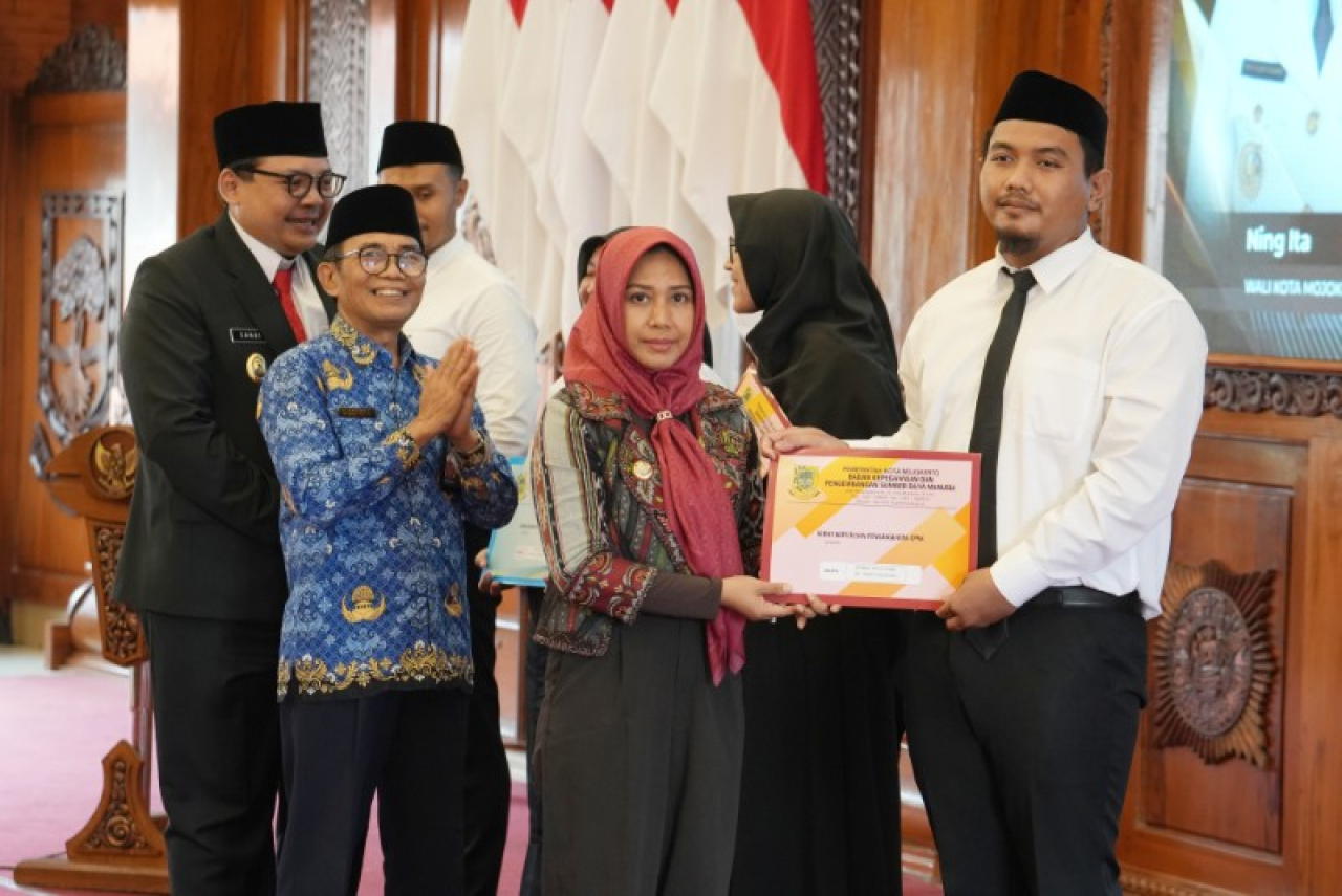 Wali Kota Mojokerto Ika Puspitasari menyerahkan secara simbolis petikan SK Wali Kota kepada para CPNS dan PPPK. (ist)