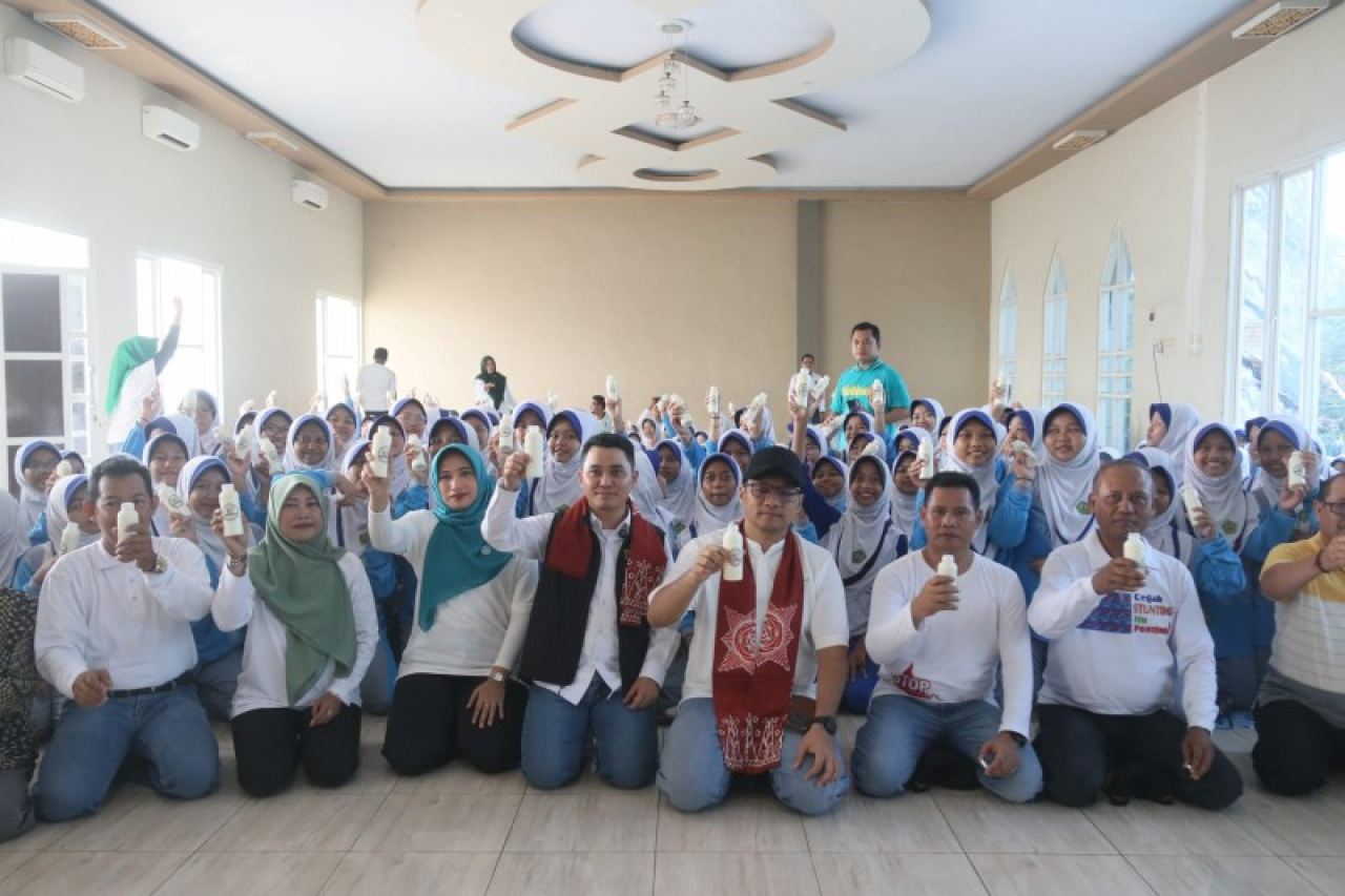 Bupati Mojokerto Gus Barra bersama Wabup Rizal Octavian foto bareng anak-anak MTs Salafiyah Syafi'iyah Klinterejo. (ist)