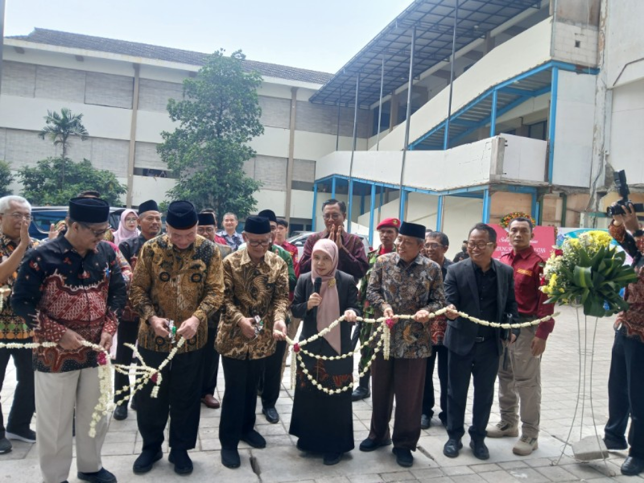 Ketum Muhammadiyah Prof Haedar Nasir memotong pita penambahan ruang dari RSMG. (ist)