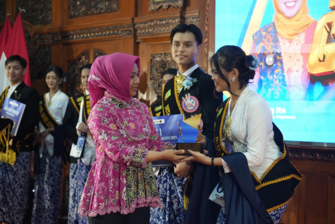 Wali Kota Mojokerto Ika Puspitasari memberikan selamat serta menyerahkan hadiah kepada pemenang Duta GenRe 2025. (ist)