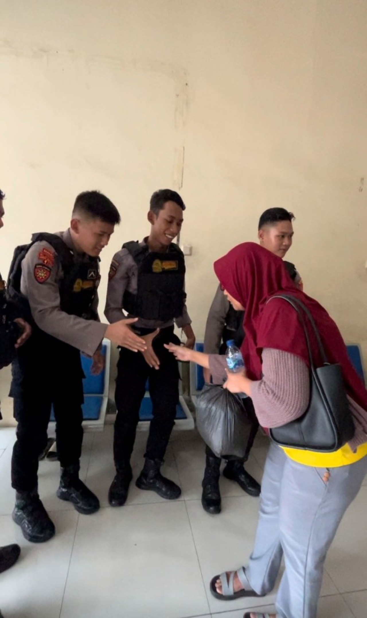 Tenaga Kerja wanita yang menjadi korban penipuan, dibantu polisi. (ist)