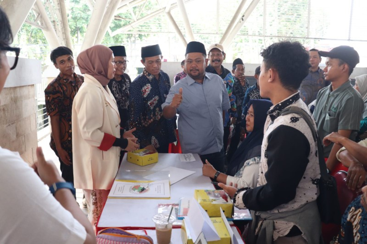 Bupati Gresik, kepaka Desa, dan notaris yang membuat berita acara pembentukan koperasi merah putih. (ist)