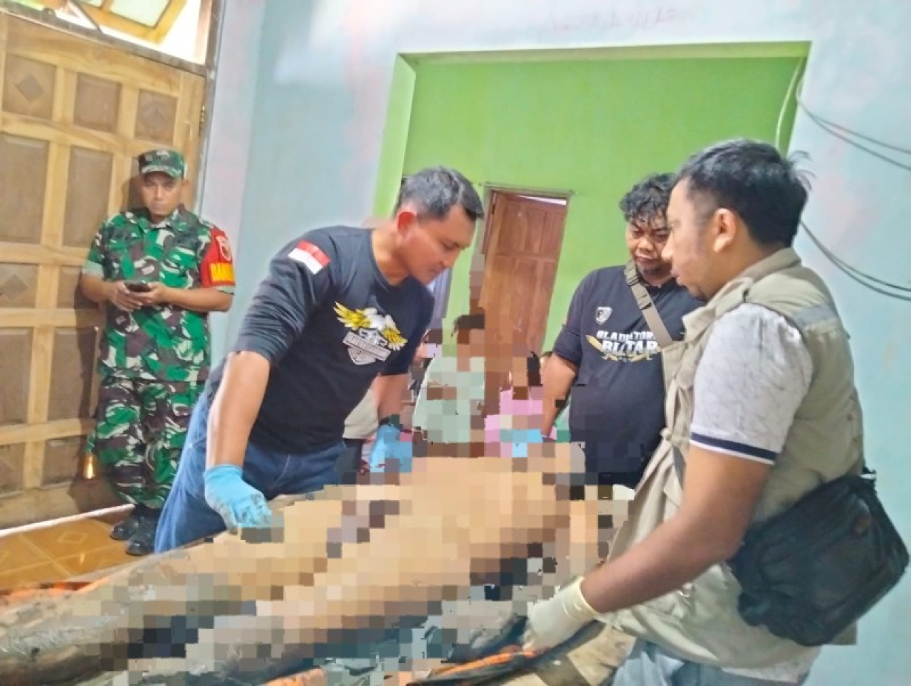 Petugas dari kepolisian dan TNI saat melakukan evakuasi korban. (ist)