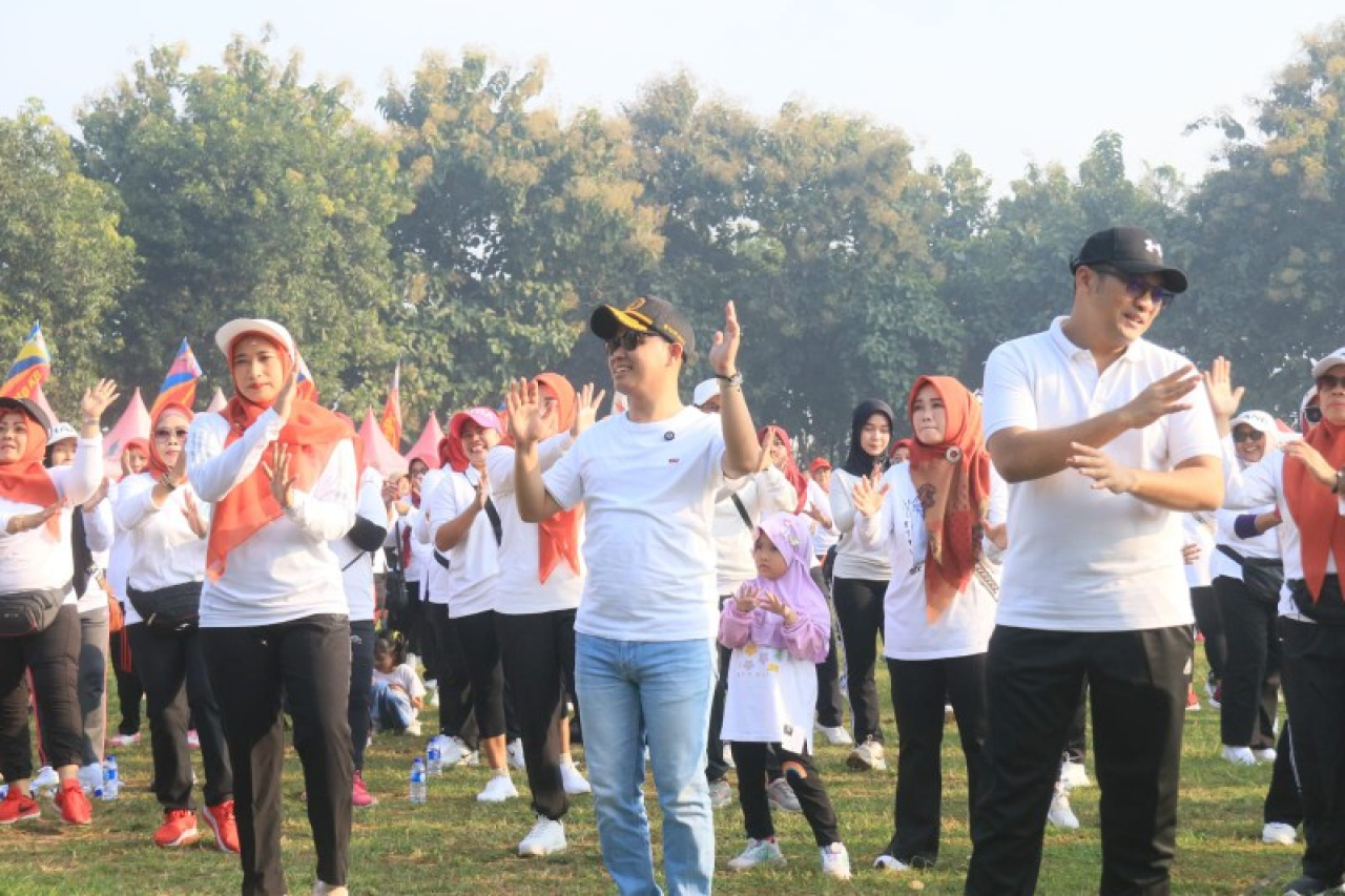 Bupati Mojokerto Gus Barra bersama Wabup Rizal Oktavian ikut senam pagi bareng warga di Lapangan Desa Tumapel. (ist)