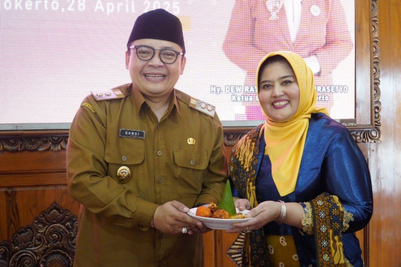 Wakil Wali Kota Mojokerto Rachman Sidharta Arisandi foto bersama Ketua GOW Dewi Ratnawati Gaguk Tri Prasetyo. (ist)